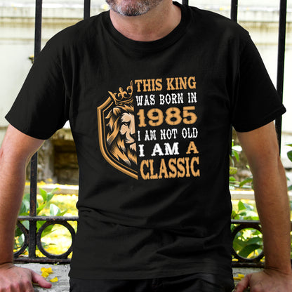 THIS KING WAS BORN IN 1985 I AM NOT OLD I AM A CLASSIC LUXURY TSHIRT