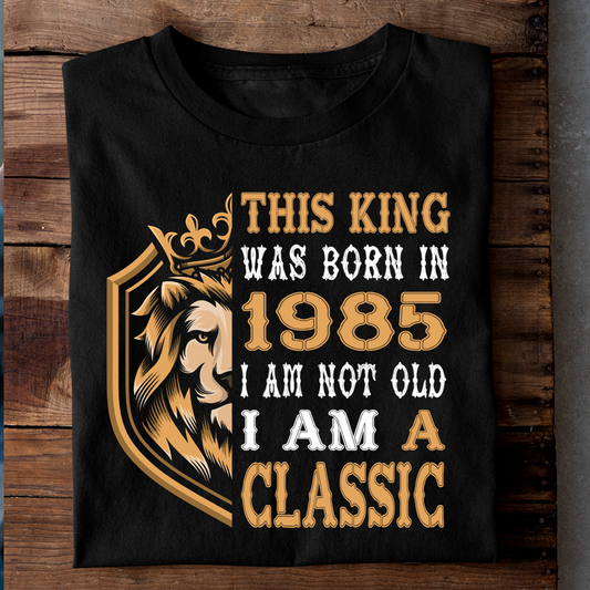 THIS KING WAS BORN IN 1985 I AM NOT OLD I AM A CLASSIC LUXURY TSHIRT